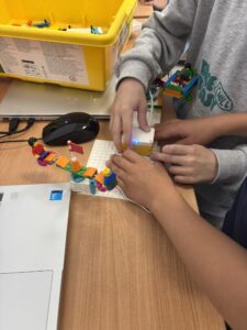 Zajęcia z LEGO – nauka przez kreatywną zabawę